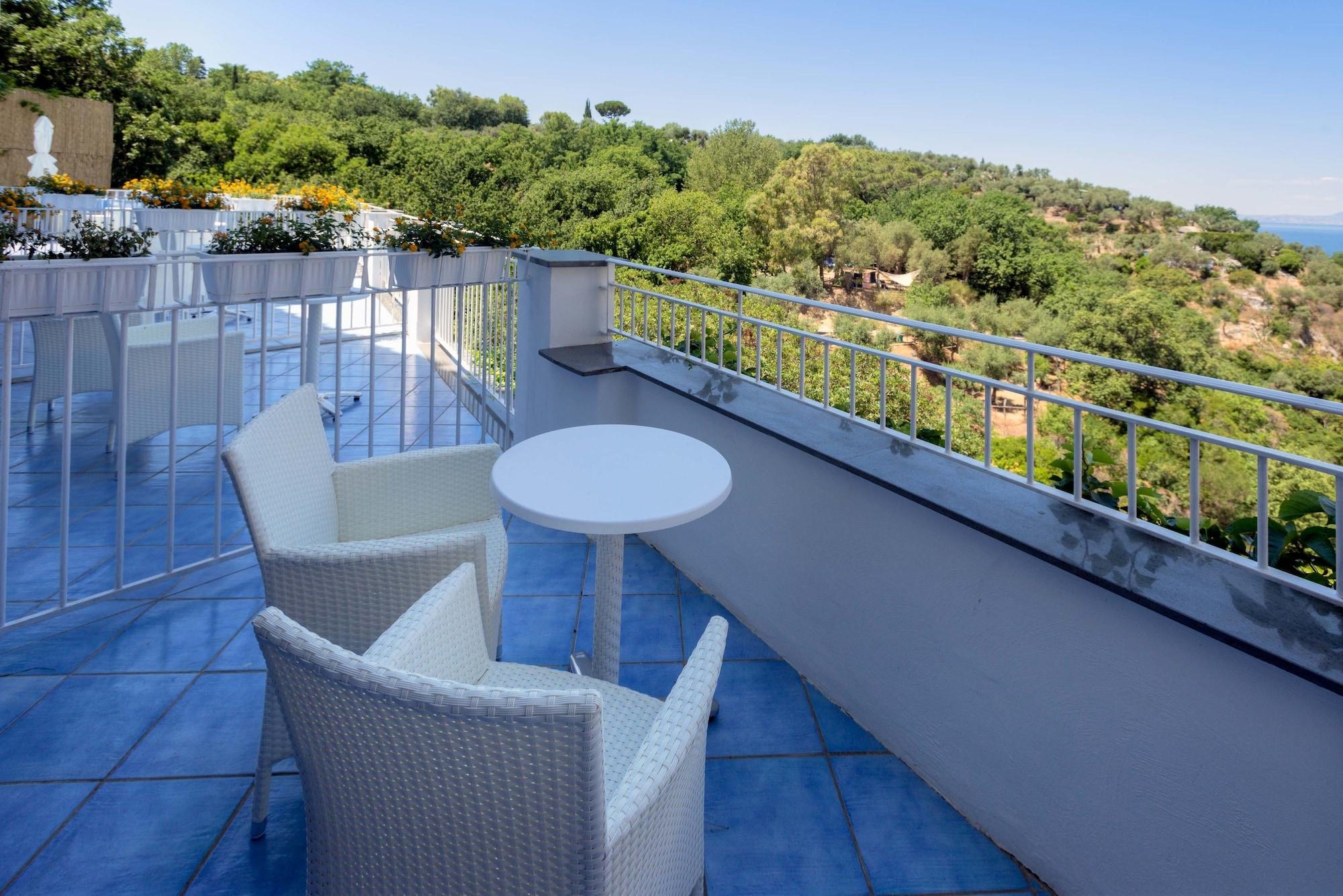 BOUTIQUE HOTEL HELIOS SORRENTO 4 Italy from 207 HOTELMIX